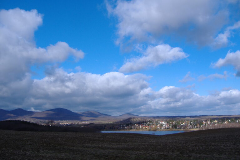 Diósjenő távolról